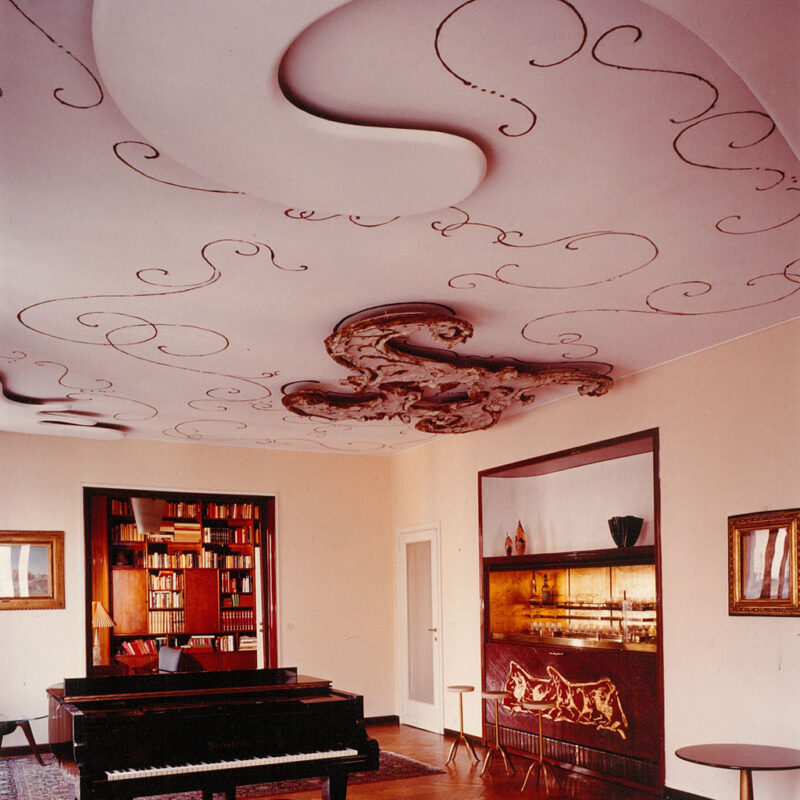 Casa G. - Soggiorno, soffitto spaziale a luce indiretta e decora
