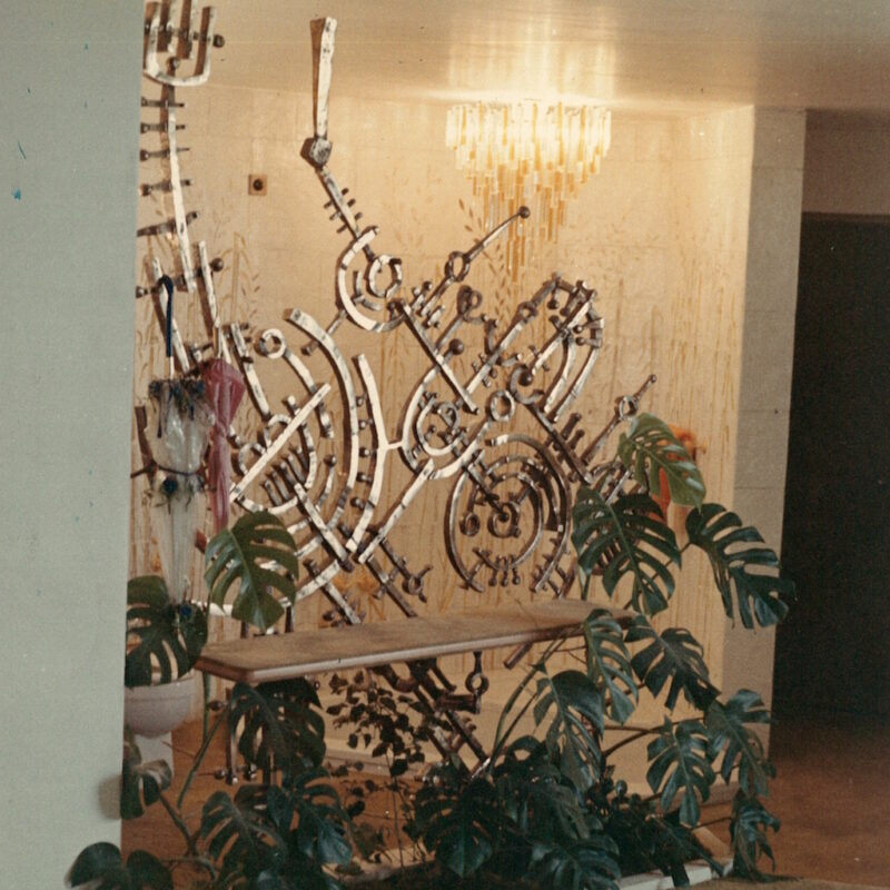 Fregio di Arnaldo Pomodoro, Villa Mar Caspio